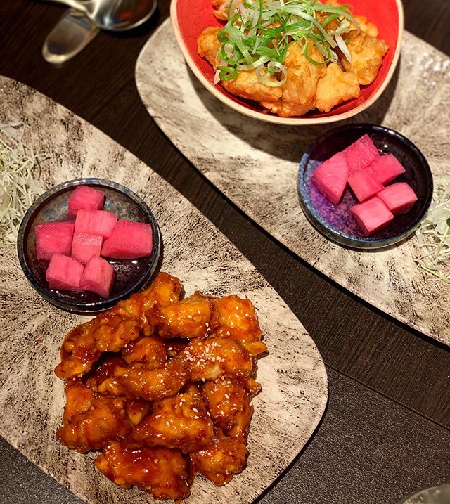 Korean Fried Chicken (KFC) gibt es in verschiedenen Sch&auml;rfen und Geschm&auml;ckern bei uns. Traust du dich die ber&uuml;chtigte Super Spciy Version zu probieren?! 🤭🔥