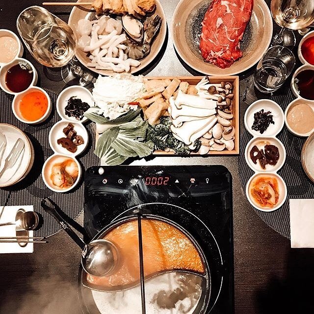 @fraeuleinfrech_at
Habe ich schon das @shabushabu.wien empfohlen? 🍽 Das Lokal hat vor wenigen Wochen er&ouml;ffnet und bietet einen Klassiker der koreanischen K&uuml;che: Shabu Shabu. Dabei werden Fleisch, Meeresfr&uuml;chte und Gem&uuml;se am Tisch